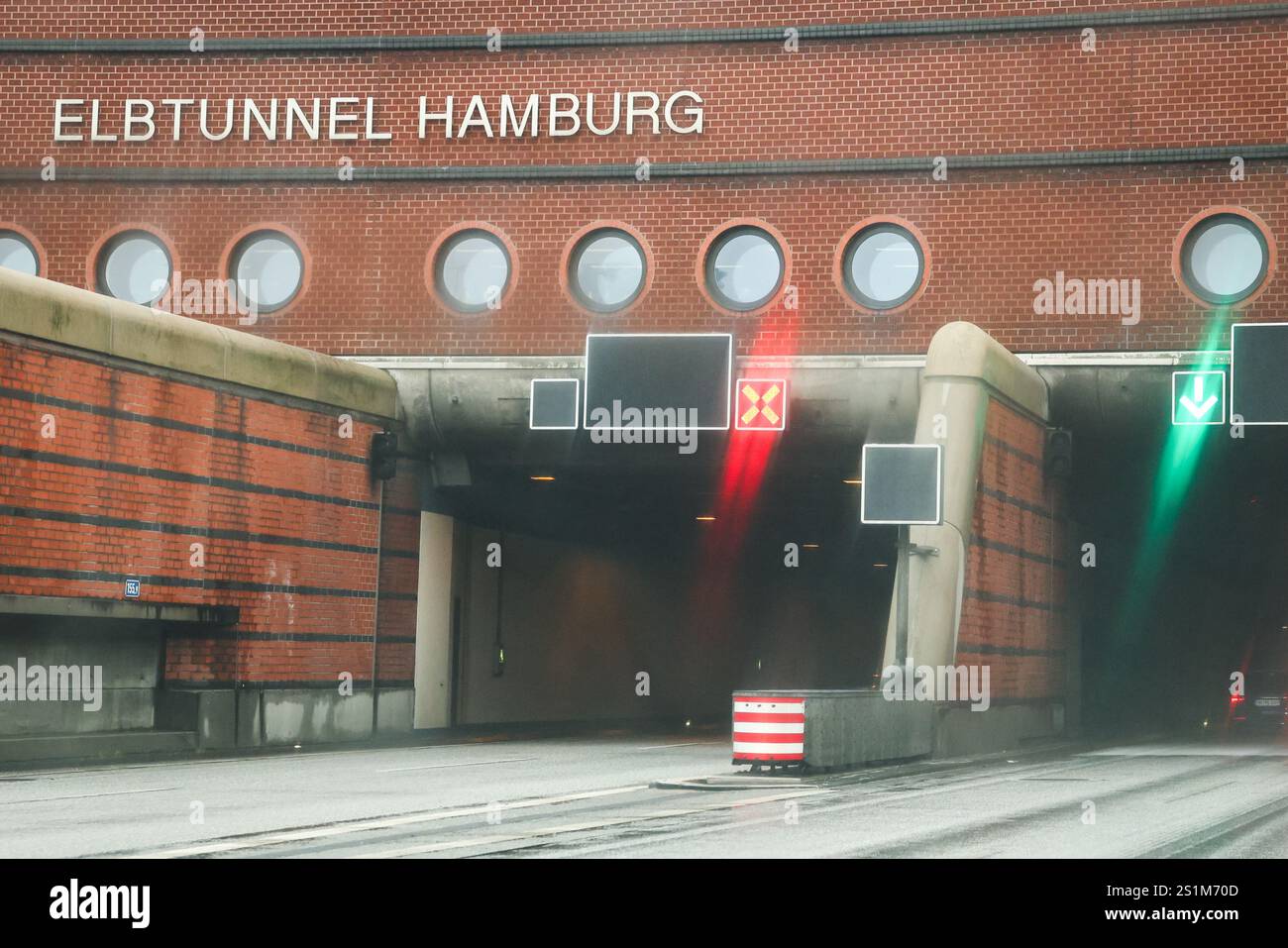 PRODUCTION 03 January 2025, Hamburg Vehicles drive on the A7 highway