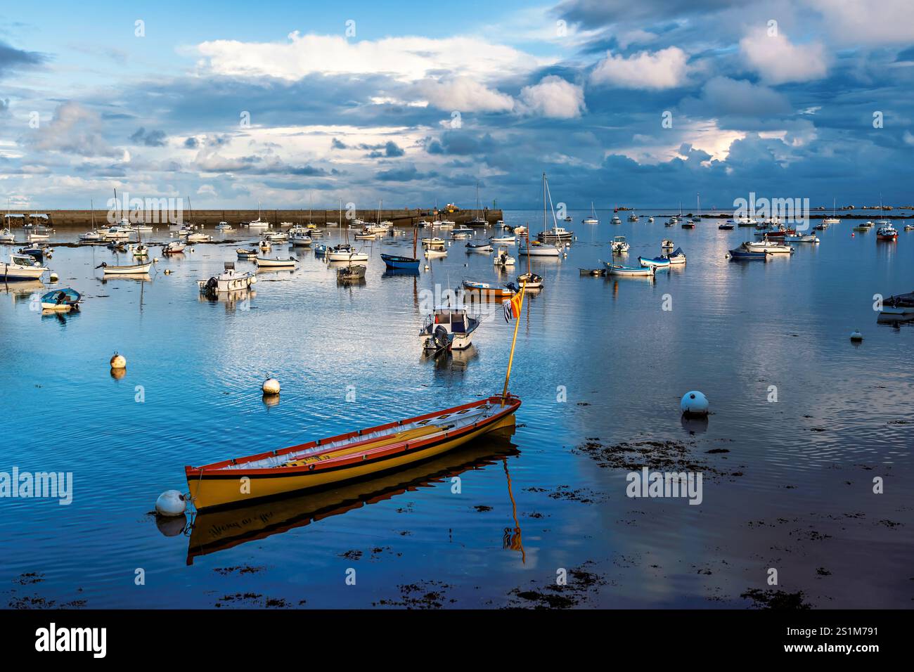 Small boats low tide hi-res stock photography and images - Alamy