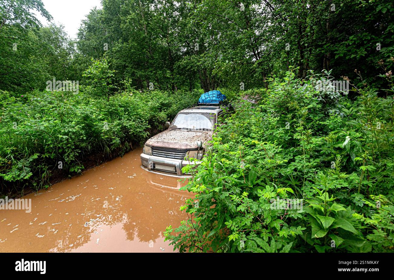Car drives through dirty puddle hi-res stock photography and images - Alamy