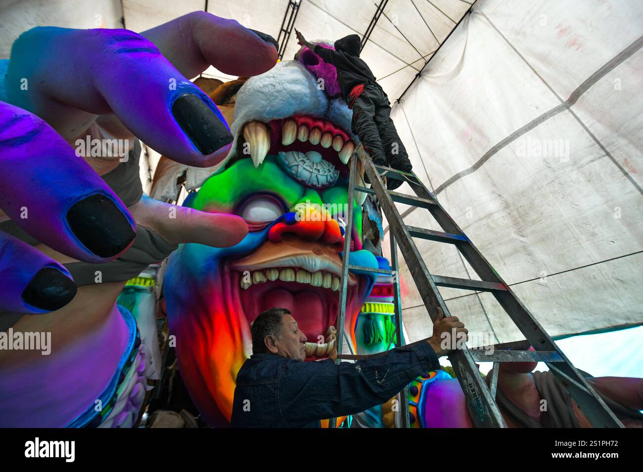 Pasto, Colombia. 04th Jan, 2025. Artisans finish last touches like paint, welding and assembly of the floats that will take part in the Carnaval de Negros y Blancos, in Pasto, Colombia, January 4, 2025. Photo by: Camilo Erasso/Long Visual Press Credit: Long Visual Press/Alamy Live News Stock Photo