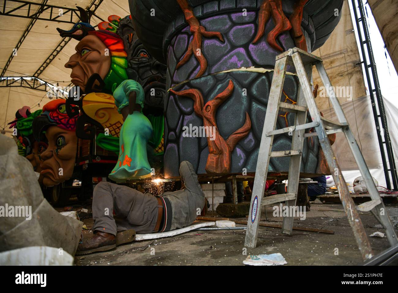 Pasto, Colombia. 04th Jan, 2025. Artisans finish last touches like paint, welding and assembly of the floats that will take part in the Carnaval de Negros y Blancos, in Pasto, Colombia, January 4, 2025. Photo by: Camilo Erasso/Long Visual Press Credit: Long Visual Press/Alamy Live News Stock Photo