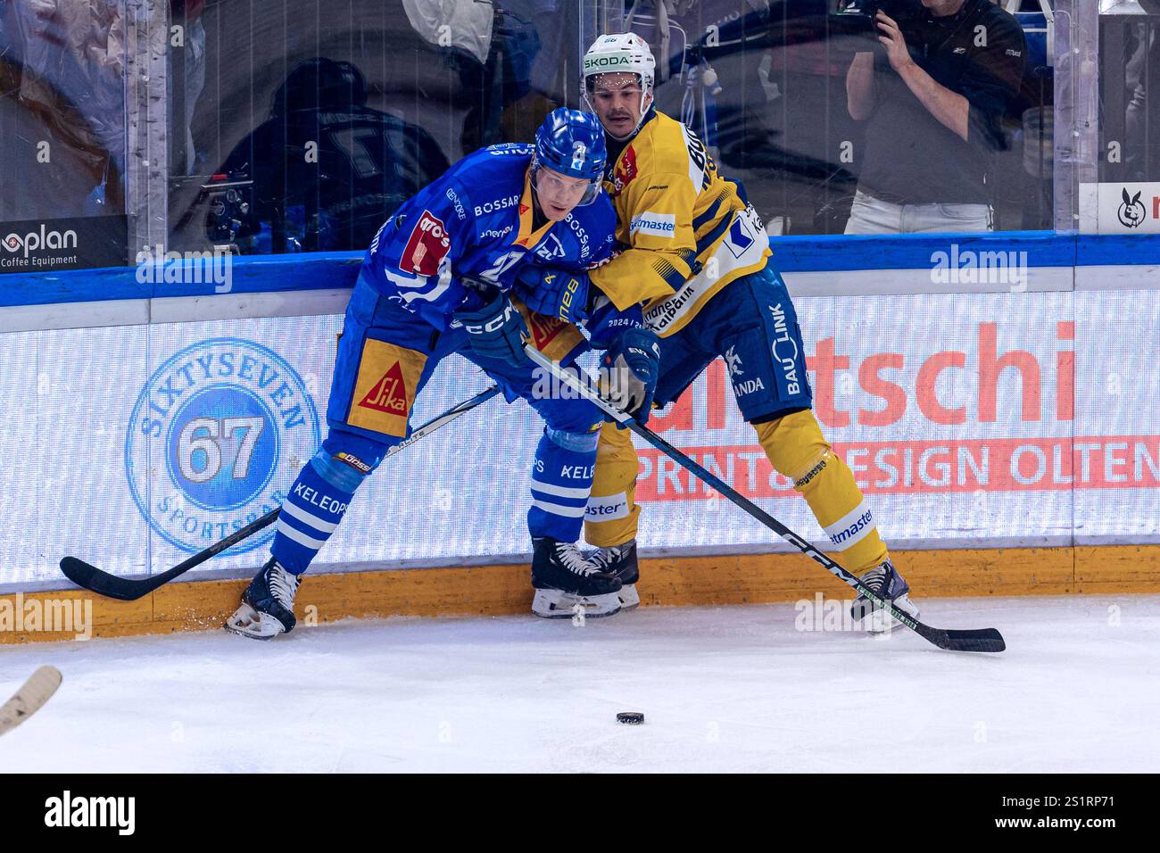 Gabriel Carlsson 27 (EV Zug) and Valentin Nussbaumer 66 (HC Davos