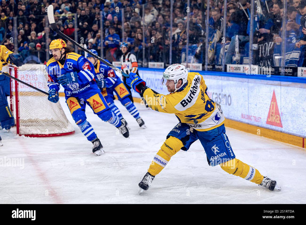 Sven Jung 90 (HC Davos) frees the puck from his own third 04.01.2025