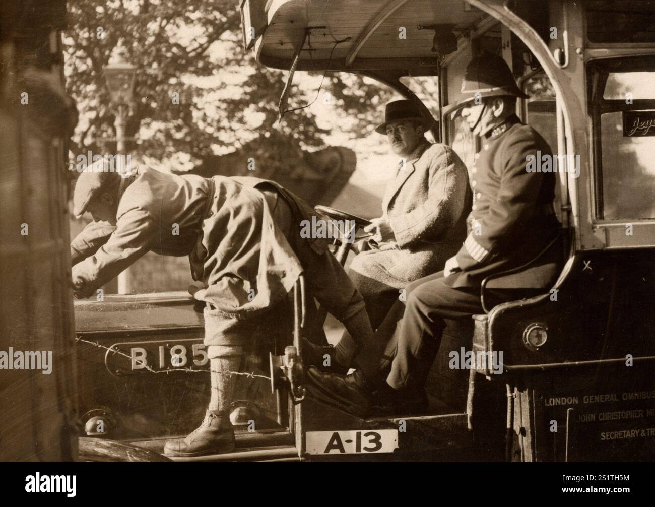 General Strike in England 1926. Volunteers, including those from the upper classes, took over the jobs of striking workers.  A gentleman drives an omnibus. Next to him sits a cop in charge of security. London, England, 1926. Stock Photo