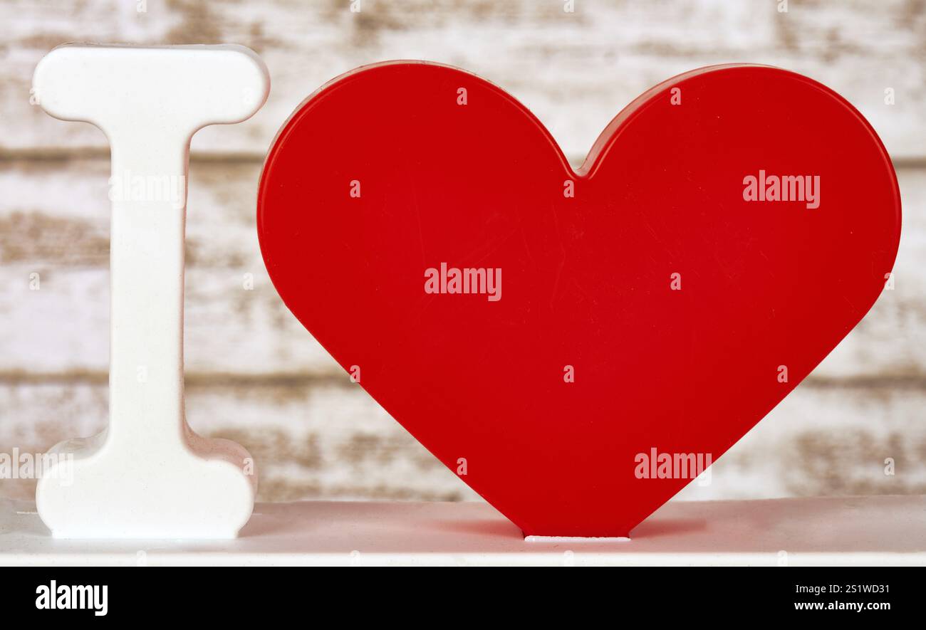 Ich liebe dich - Kunststoffbuchstabe und rote Herzform Symbol Stock Photo