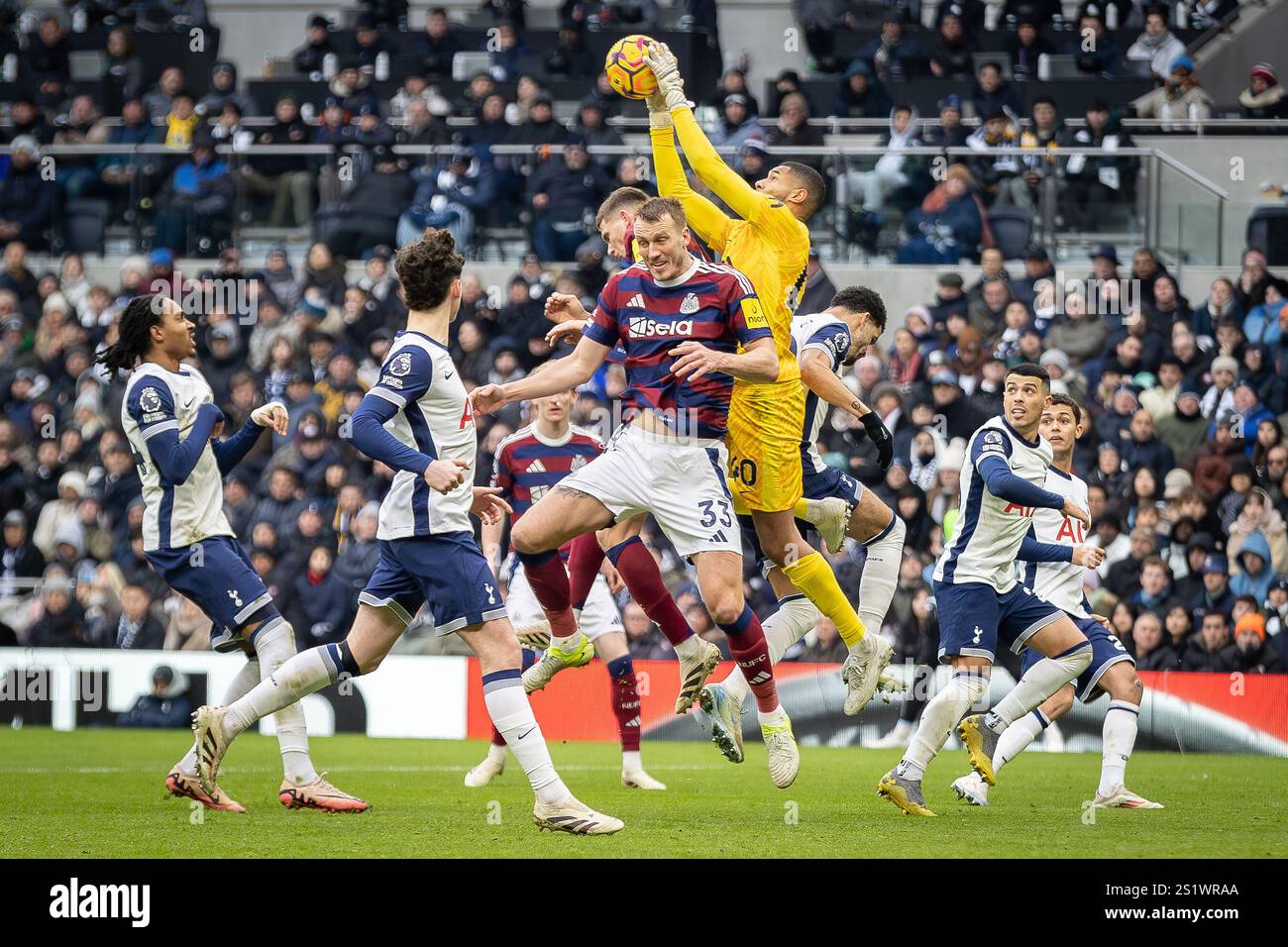 London, England, 4th January 2025. Tottenham Hotspur goalkeeper Brandon ...