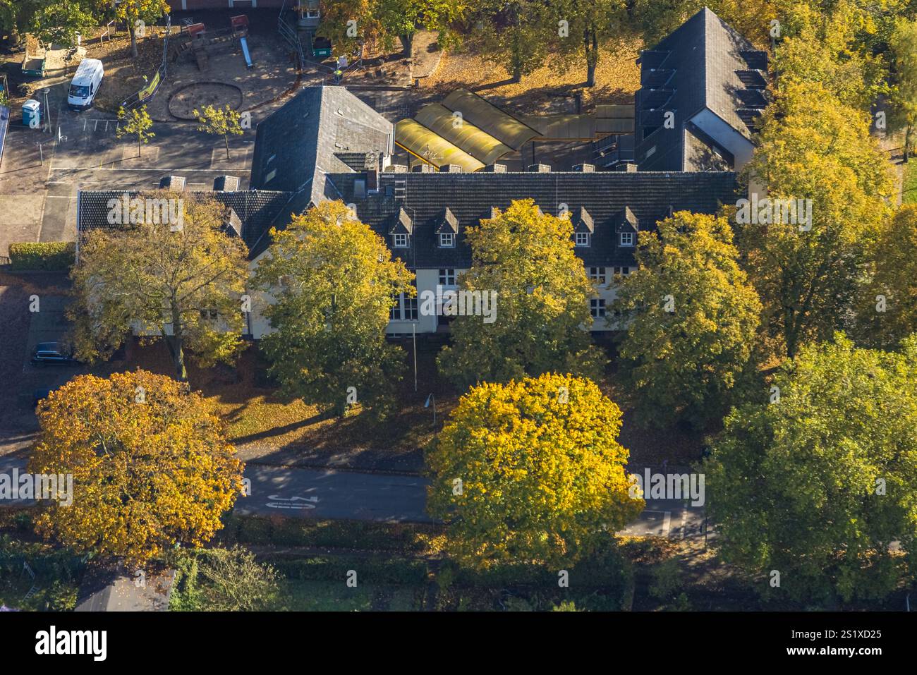 Luftbild, Grundschule Auf den Äckern, herbstliche Bäume, Bork, Selm, Münsterland, Nordrhein-Westfalen, Deutschland Stock Photo