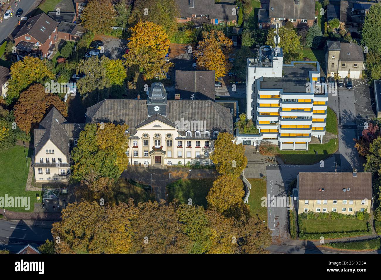 Luftbild, Altes Amtshaus Bork und Wohnhochhaus mit Mobilfunk Antenne, Bork, Selm, Münsterland, Nordrhein-Westfalen, Deutschland Stock Photo