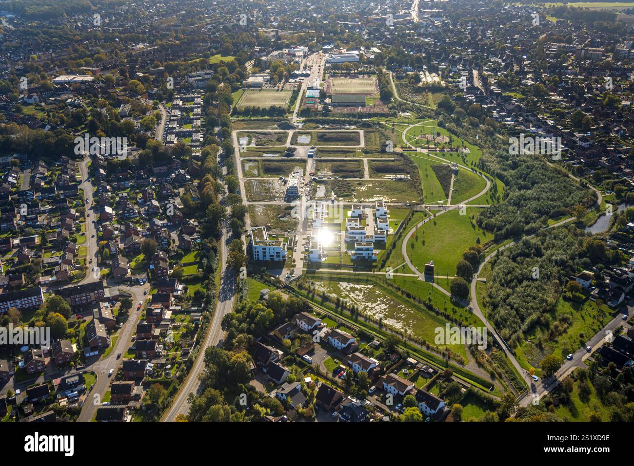Luftbild, Auenpark Baugelände mit Neubau Wohnhäuser, Kunstwerk Kuppel und Spielplatz im Auenpark, Selm, Münsterland, Nordrhein-Westfalen, Deutschland Stock Photo