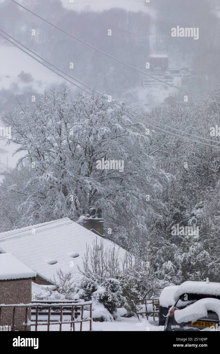 West Yorkshire, UK. 5th Jan, 2025. UK Weather. Heavy overnight snow in
