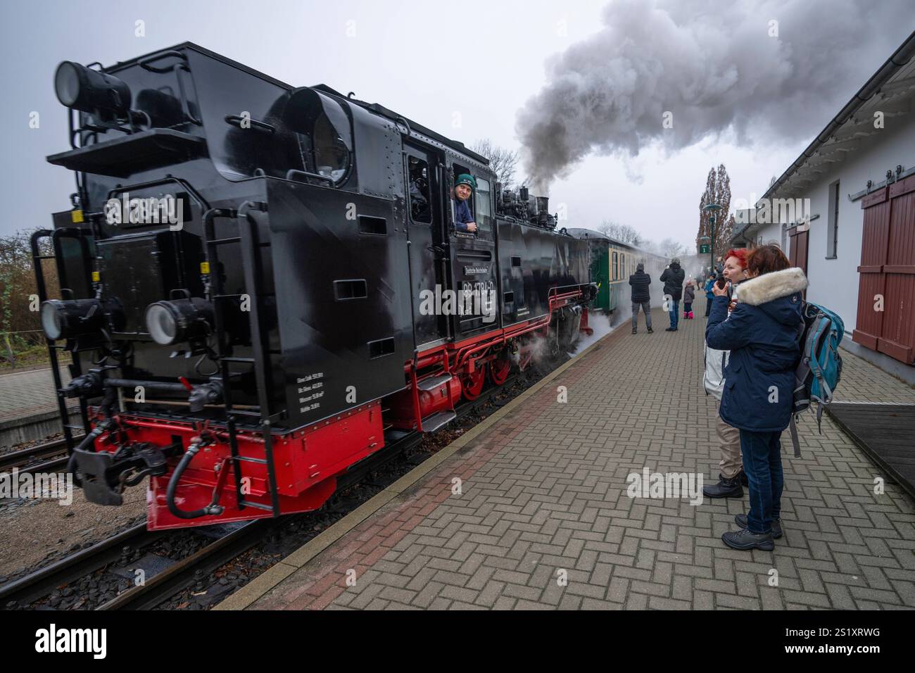 Schmalspurbahn Rasender Roland auf dem Kleinbahnhof Binz auf der ...