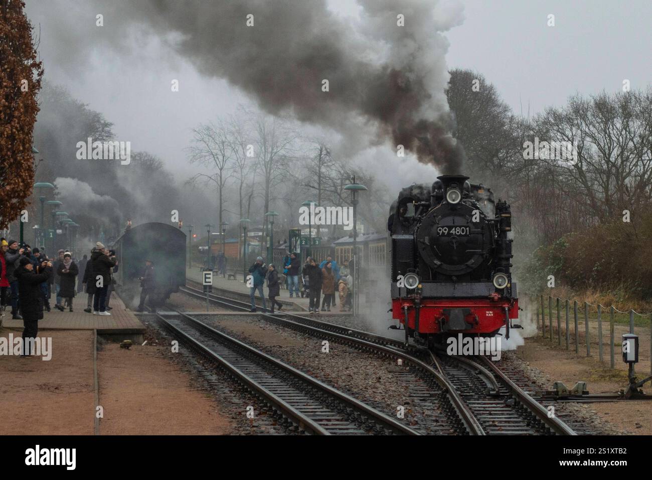 Zwei Züge der Schmalspurbahn Rasender Roland auf dem Kleinbahnhof von ...