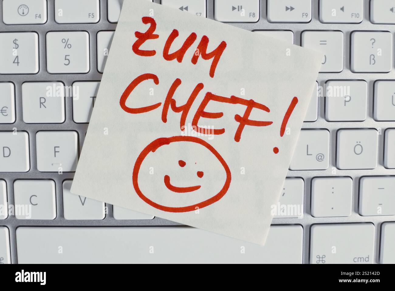 Boss Reminder A note on the keyboard of a computer as a reminder: To the boss Austria ...