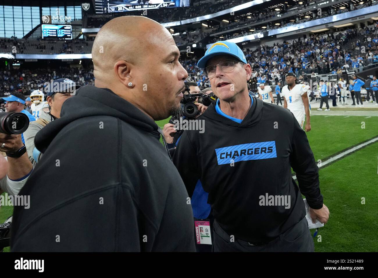 Las Vegas Raiders head coach Antonio Pierce, left, talks with Los