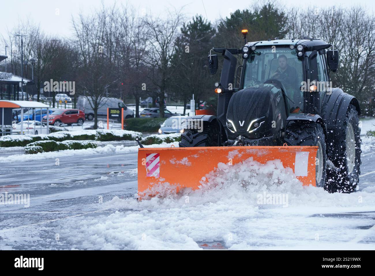 (250106) MANCHESTER, Jan. 6, 2025 (Xinhua) A snow plough clears a