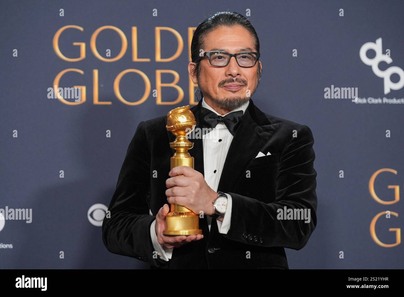 Hiroyuki Sanada poses in the press room with the award for best(01)