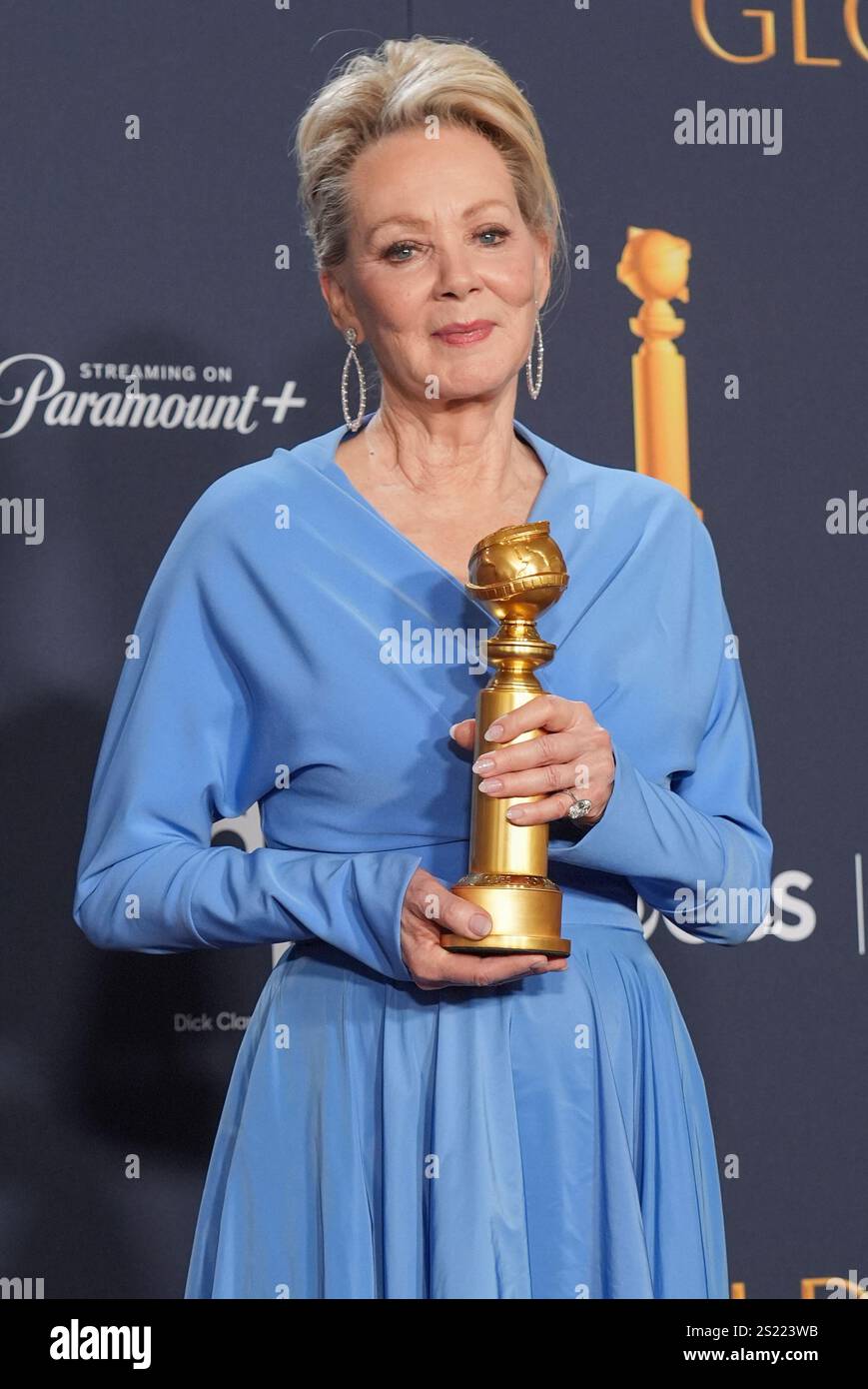 Jean Smart poses in the press room with the award for best performance(02)