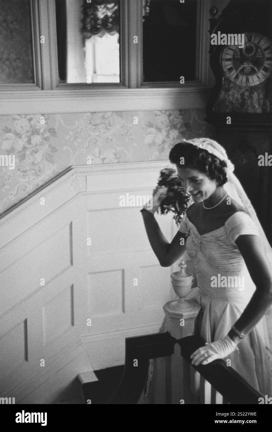 Kennedy wedding - Jackie throwing the bouquet - Photo Toni Frissell, Sept 12, 1953 Stock Photo