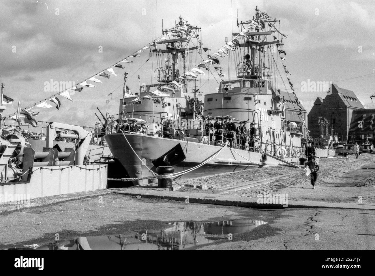 Flottenparade der Volksmarine zum 40. Jahrestag der DDR in Rostock - 07.10.1989: Die größte Flottenparade der Volksmarine fand am 7.10.1989 zu Ehren des 40. Jahrestages der DDR in Rostock - erstmals für die Bevölkerung frei zugänglich - im Stadthafen statt. Bis dahin galt er noch als streng bewachtes Grenz- und Sperrgebiet. Der sich abzeichnende letzte Republikgeburtstag wurde mit Flaggenparaden, Schiffsbesichtigungen und Vorführungen zelebriert. Rostock Am Strande Mecklenburg-Vorpommern Deutschland Stock Photo
