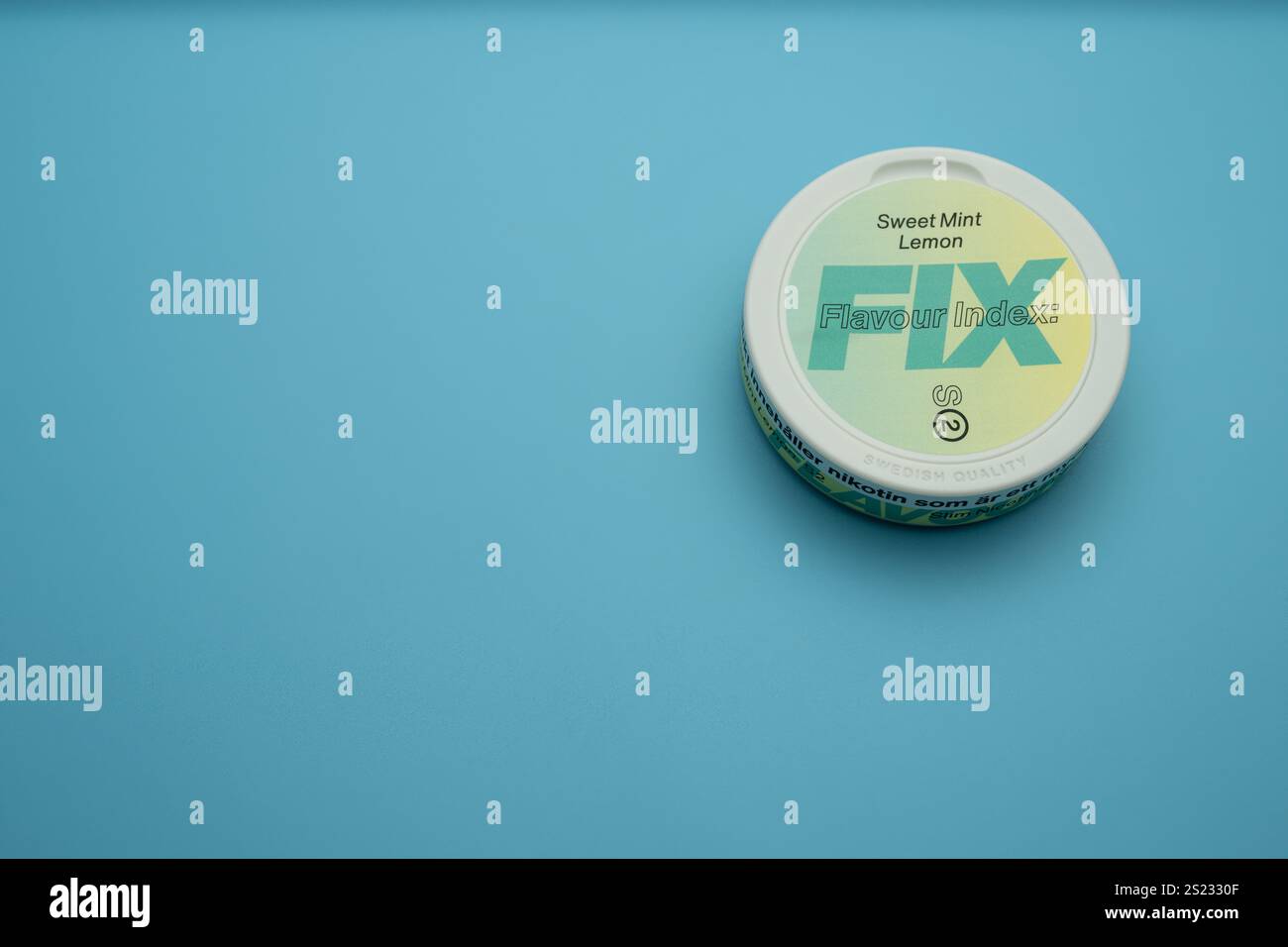 , Deutschland, 06.01.2025, Eine Fix Nikotin-Pouch mit der Geschmacksrichtung Sweet Mint Lemon liegt auf einem minimalistischen, blauen Hintergrund. Mo Stock Photo