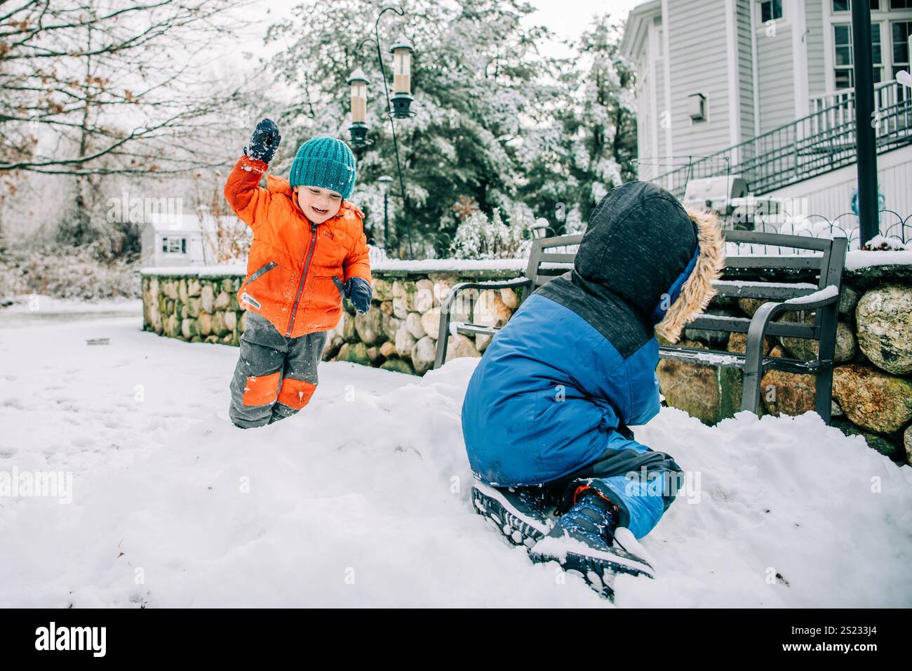 Kids snowball fight hi-res stock photography and images - Alamy