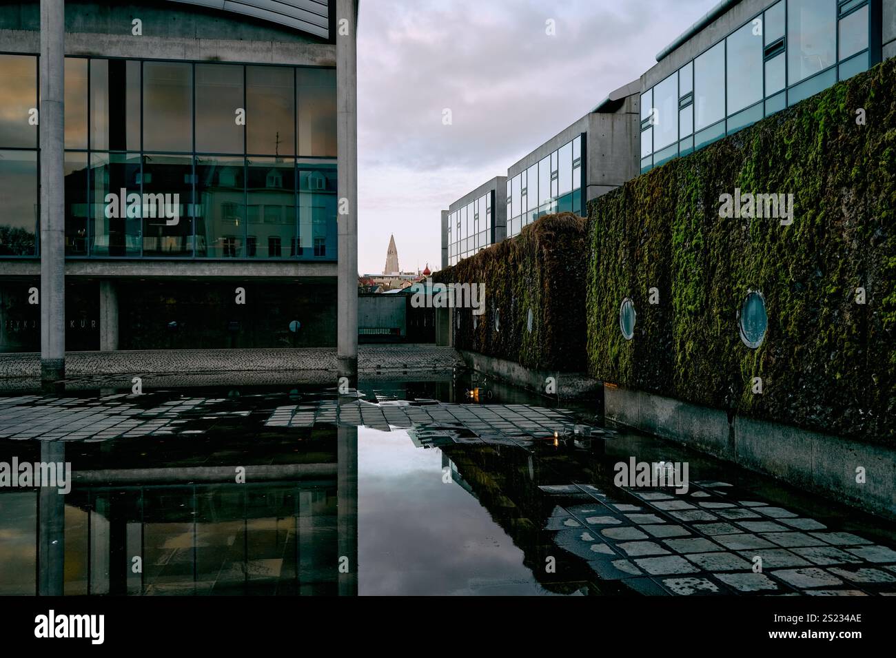 Glass exterior hi-res stock photography and images - Alamy