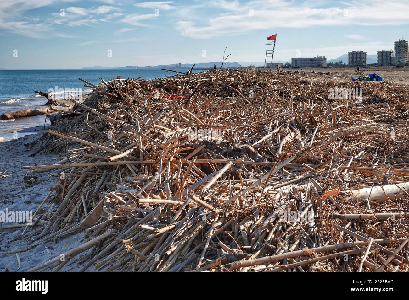 Coastal strip of Valencia full of debrisDuring the violence of the floods near Valencia, the devastating waters carried everything in their path all the way to the sea. The sea waves have thrown this debris onto the more than 30 kilometers of coastline. Personal belongings, too, have since been retrieved by people from among the debris and collected in piles. Valencia can be seen in the background.ANP/HOLLAND HEIGHT/PETER DE JONG netherlands out - belgium out Stock Photo