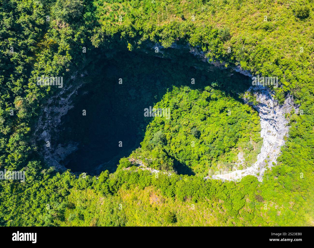 Tiankeng hi-res stock photography and images - Alamy, image size:1300x1027