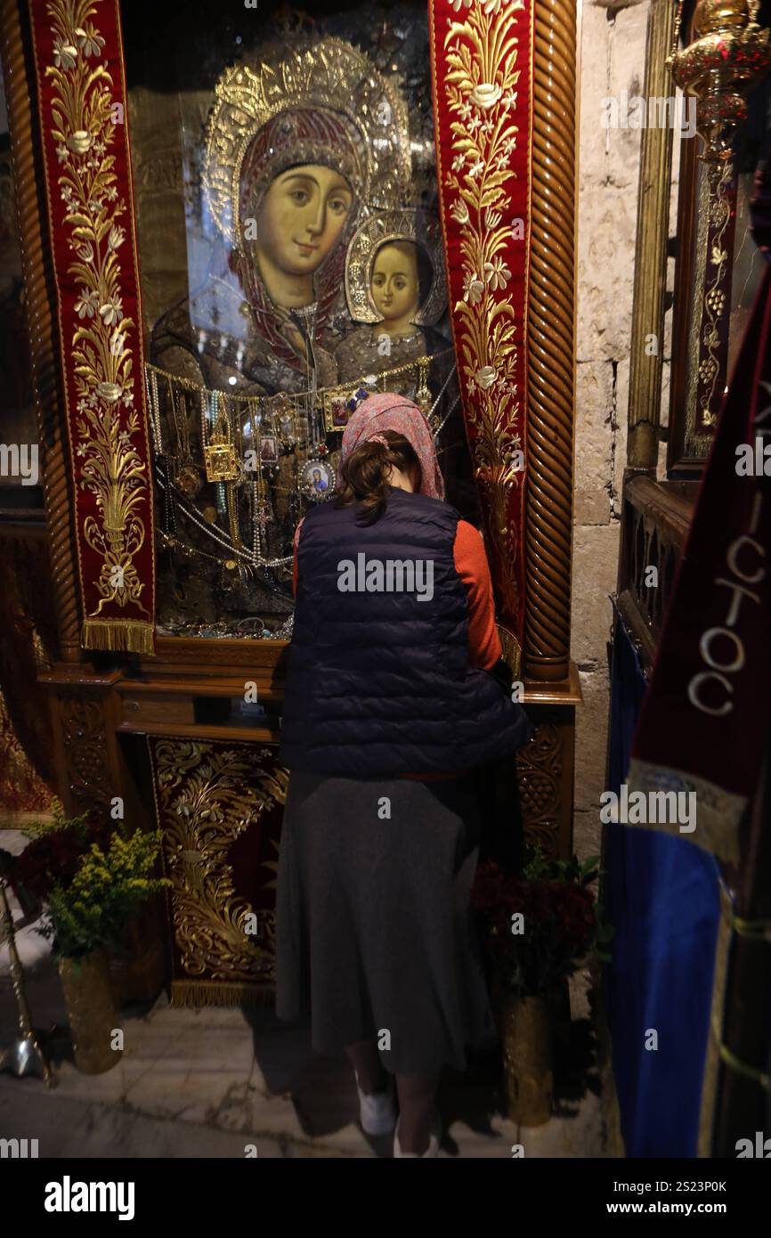 christians-take-part-in-a-christmas-eve-procession-in-manger-square