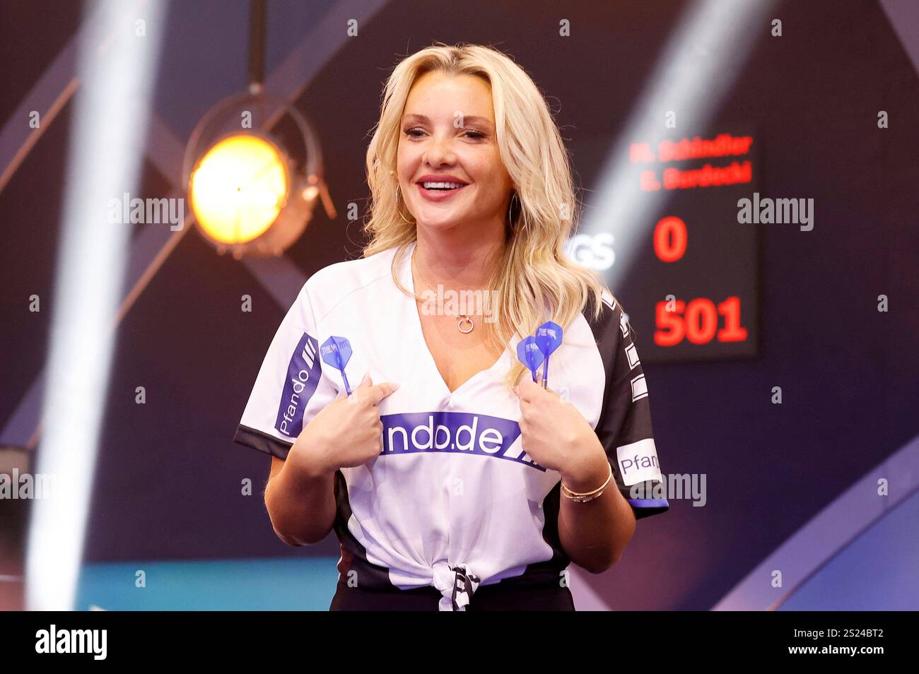 Evelyn Burdecki bei der PromiDartsWM 2025 im Maritim Hotel