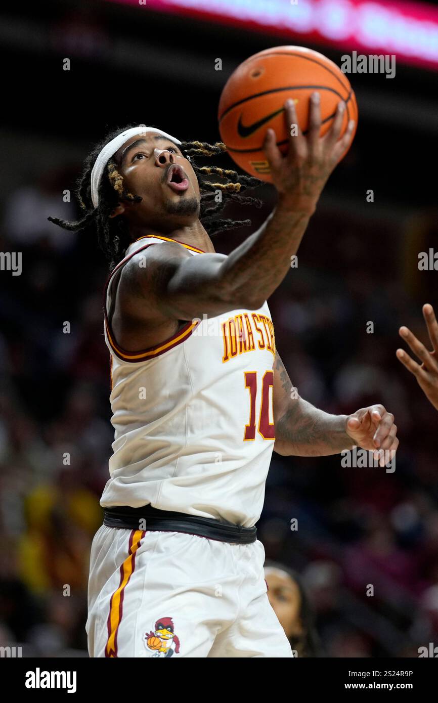 Iowa State guard Keshon Gilbert (10) drives to the basket during the