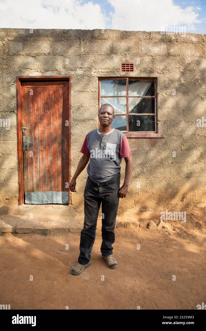 African family in front hut hi-res stock photography and images - Alamy