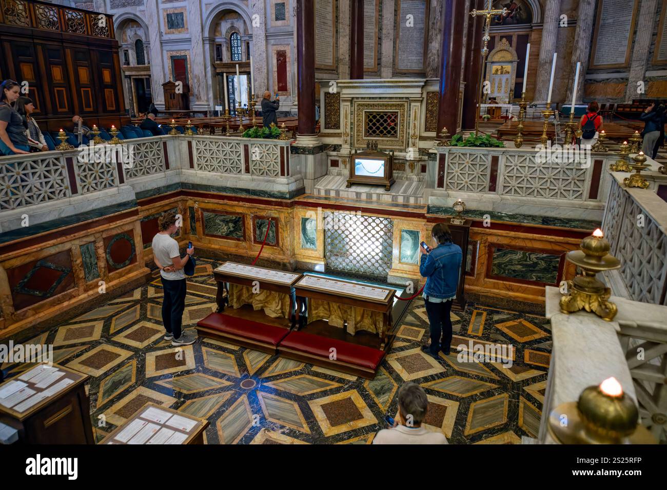 St paul tomb hi-res stock photography and images - Alamy