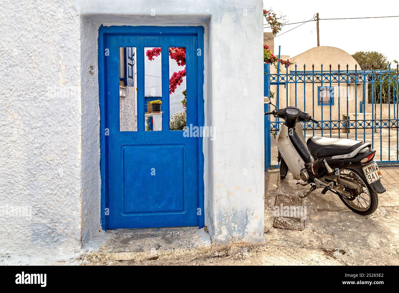 Santorini streetscape hi-res stock photography and images - Alamy