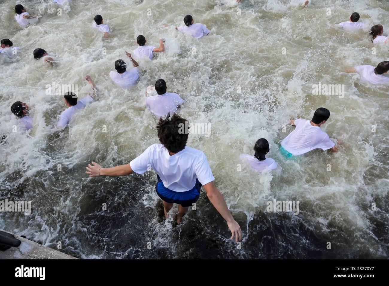 Cross divers vie for position while swimming to dinghies in Spring