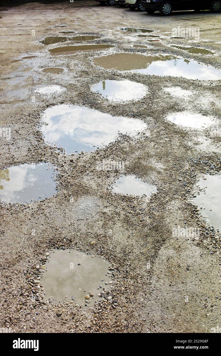 Car parked in puddle hi-res stock photography and images - Alamy