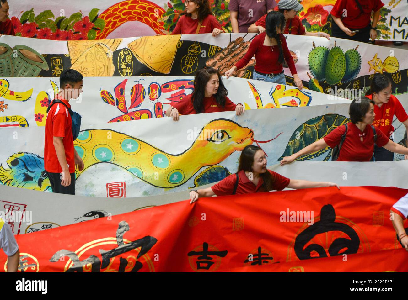 (250107) BEIJING, Jan. 7, 2025 (Xinhua) Students show a long