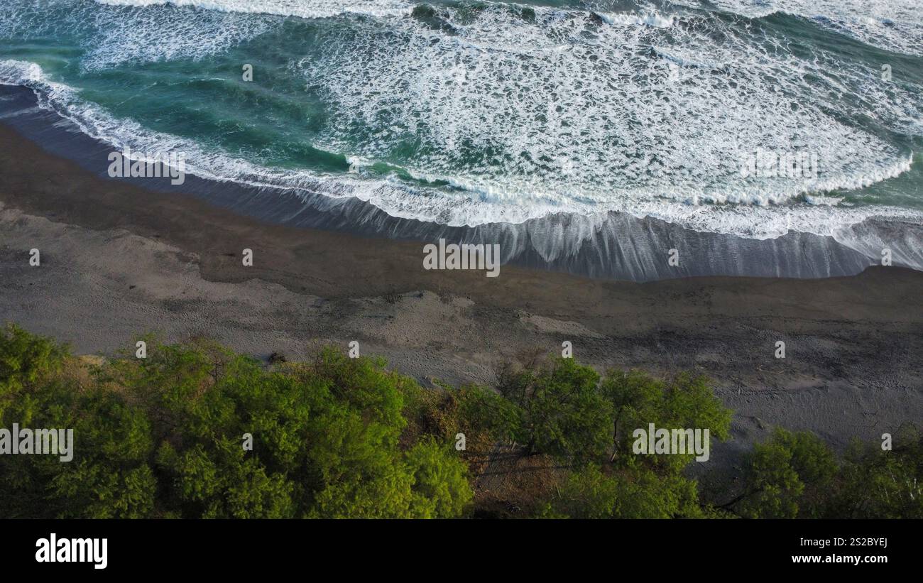 Beach ocean waves from above hi-res stock photography and images - Alamy