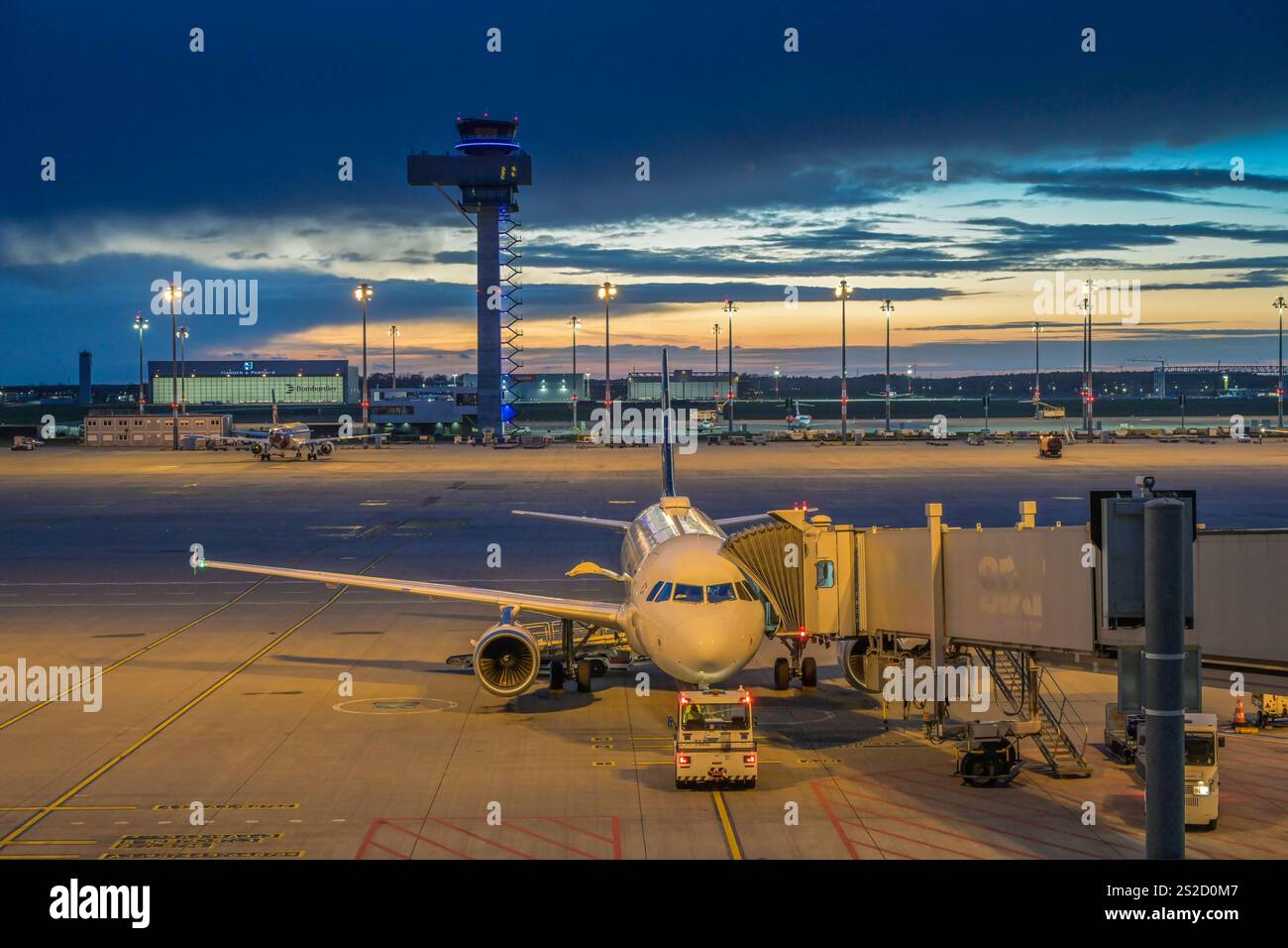 Flugzeug Rollfeld Flughafen BER Berlin Brandenburg Deutschland Flugzeug Rollfeld Flughafen BER Berlin Brandenburg Deutschland