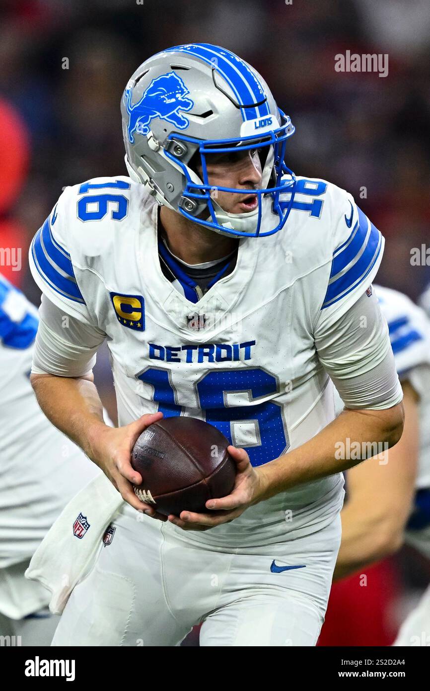 Detroit Lions quarterback Jared Goff (16) looks to hand off the ball ...