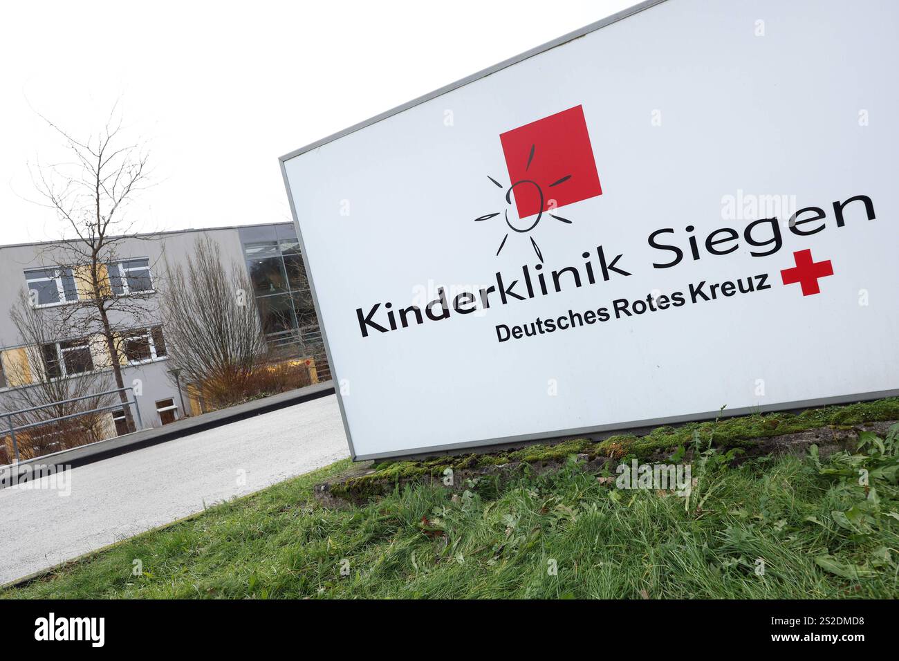 das-gebaeude-geb-ude-der-kinderklinik-in-siegen-links-und-ein-grosses