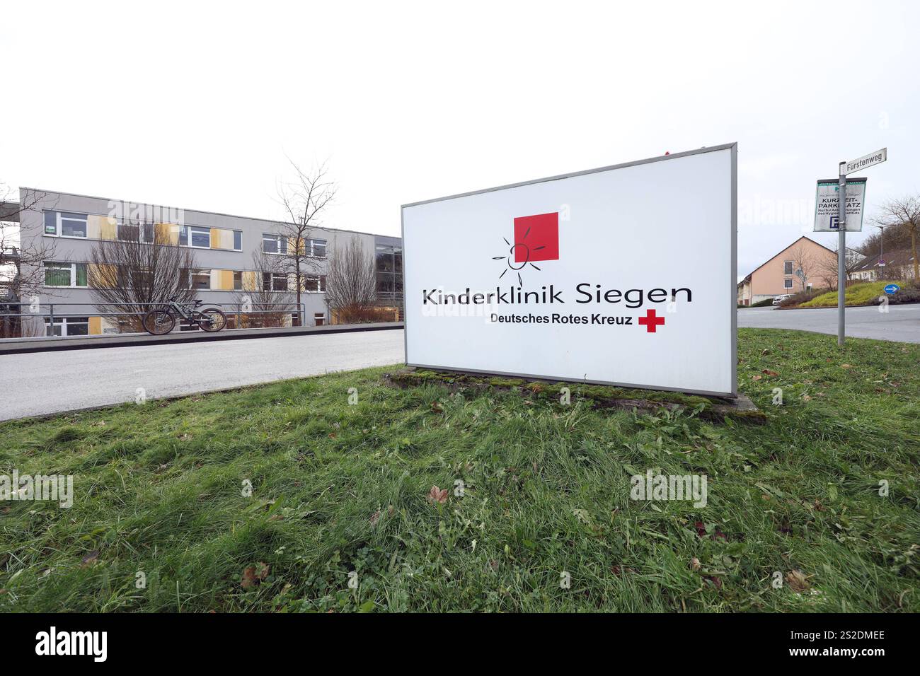 das-gebaeude-geb-ude-der-kinderklinik-in-siegen-links-und-ein-grosses