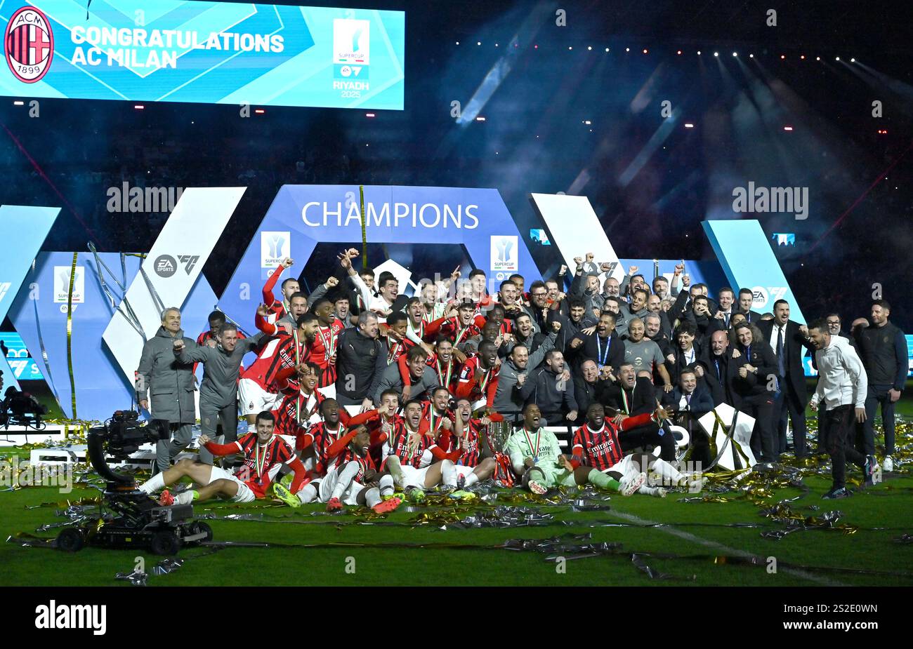 RIYADH, SAUDI ARABIA - JANUARY 06: Players of AC Milan pose for a photo with the Italian Super Cup trophy following the Italian Super Cup Final between FC Internazionale and AC Milan at Al-Awwal Park Stadium on January 06, 2025 in Riyadh, Saudi Arabia. (Photo by MB Media) Stock Photo