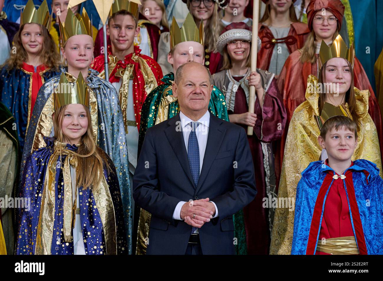 Bundeskanzler Olaf Scholz empfaengt am Dienstag, 07.01.2025, die Sternsinger im Bundeskanzleramt in Berlin Foto. Die als die Heiligen Drei Koenige, Caspar, Melchior und Balthasar verkleideten Kinder und Jugendlichen ueberbrachten im Kanzleramt in Berlin den traditionellen Segen Christus Mansionem Benedicat Christus segne dieses Haus. Vertreten waren Gruppen aus allen 27 katholischen deutschen Dioezesen. Erhebt eure Stimme Sternsingen fuer Kinderrechte lautet das Motto der diesjaehrigen Aktion. Seit dem Start der Aktion 1959 kamen beim Dreikoenigssingen insgesamt rund 1,36 Milliarden Euro zusam Stock Photo