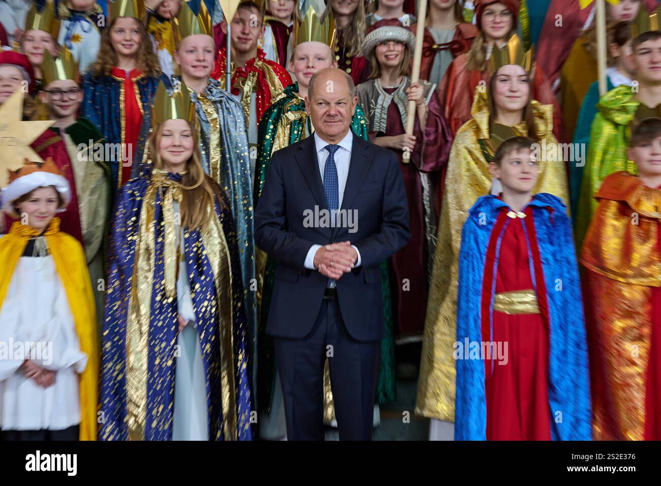 Bundeskanzler Olaf Scholz empfaengt am Dienstag, 07.01.2025, die Sternsinger im Bundeskanzleramt in Berlin Foto. Die als die Heiligen Drei Koenige, Caspar, Melchior und Balthasar verkleideten Kinder und Jugendlichen ueberbrachten im Kanzleramt in Berlin den traditionellen Segen Christus Mansionem Benedicat Christus segne dieses Haus. Vertreten waren Gruppen aus allen 27 katholischen deutschen Dioezesen. Erhebt eure Stimme Sternsingen fuer Kinderrechte lautet das Motto der diesjaehrigen Aktion. Seit dem Start der Aktion 1959 kamen beim Dreikoenigssingen insgesamt rund 1,36 Milliarden Euro zusam Stock Photo