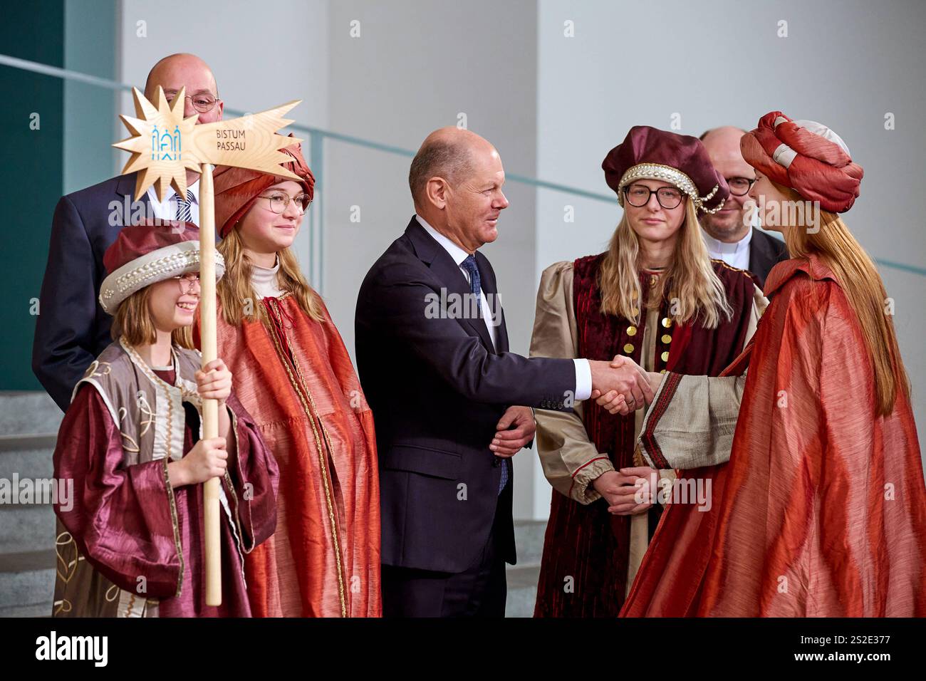 Bundeskanzler Olaf Scholz empfaengt am Dienstag, 07.01.2025, die Sternsinger im Bundeskanzleramt in Berlin Foto. Die als die Heiligen Drei Koenige, Caspar, Melchior und Balthasar verkleideten Kinder und Jugendlichen ueberbrachten im Kanzleramt in Berlin den traditionellen Segen Christus Mansionem Benedicat Christus segne dieses Haus. Vertreten waren Gruppen aus allen 27 katholischen deutschen Dioezesen. Erhebt eure Stimme Sternsingen fuer Kinderrechte lautet das Motto der diesjaehrigen Aktion. Seit dem Start der Aktion 1959 kamen beim Dreikoenigssingen insgesamt rund 1,36 Milliarden Euro zusam Stock Photo