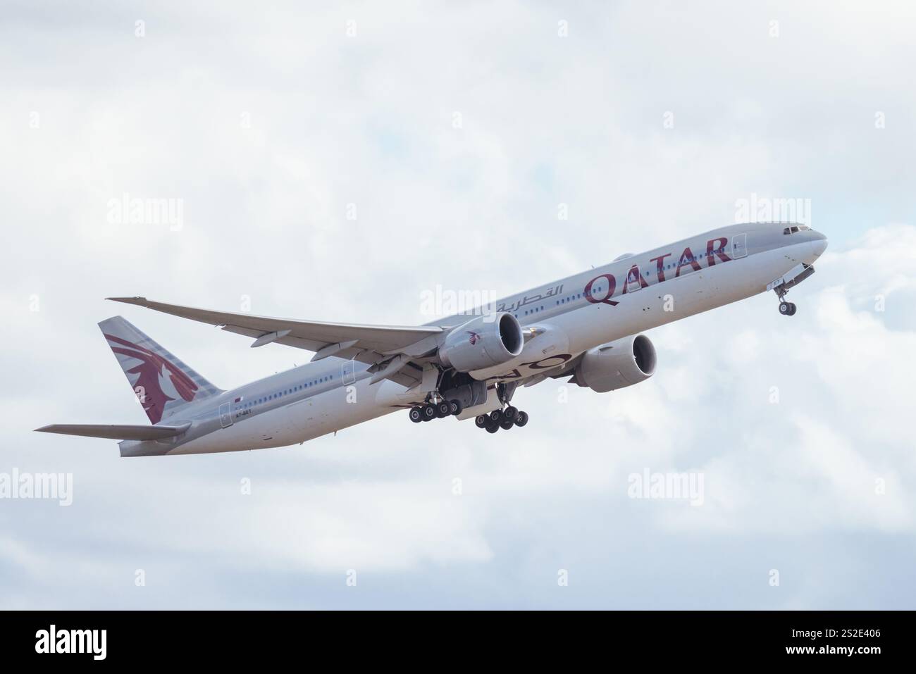Qatar Airways Boeing 777-3DZ(ER) in Australia Stock Photo - Alamy
