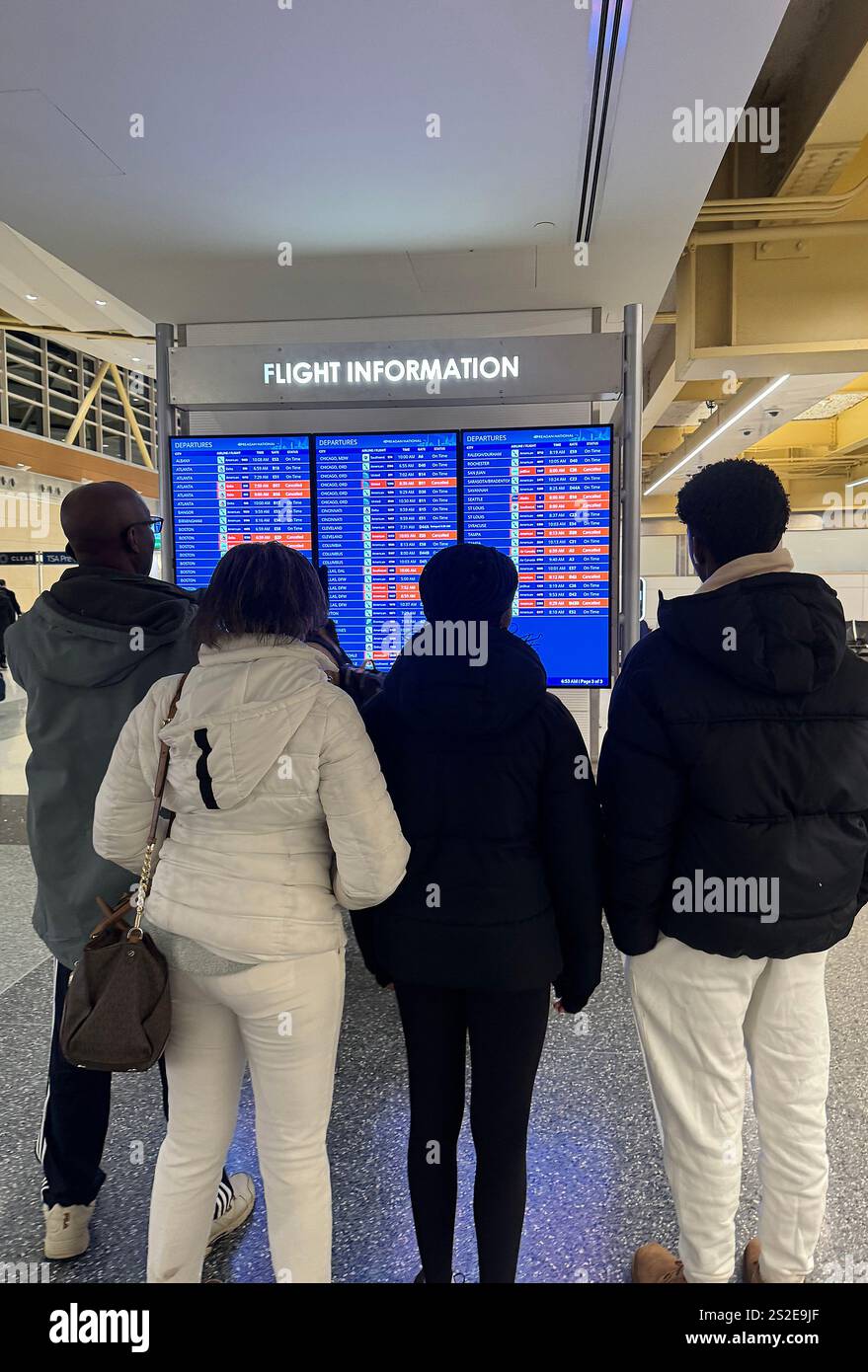 Arlington VA USA 7th Jan 2025 Travelers Check Departure Times As arlington-va-usa-7th-jan-2025-travelers-check-departure-times-as