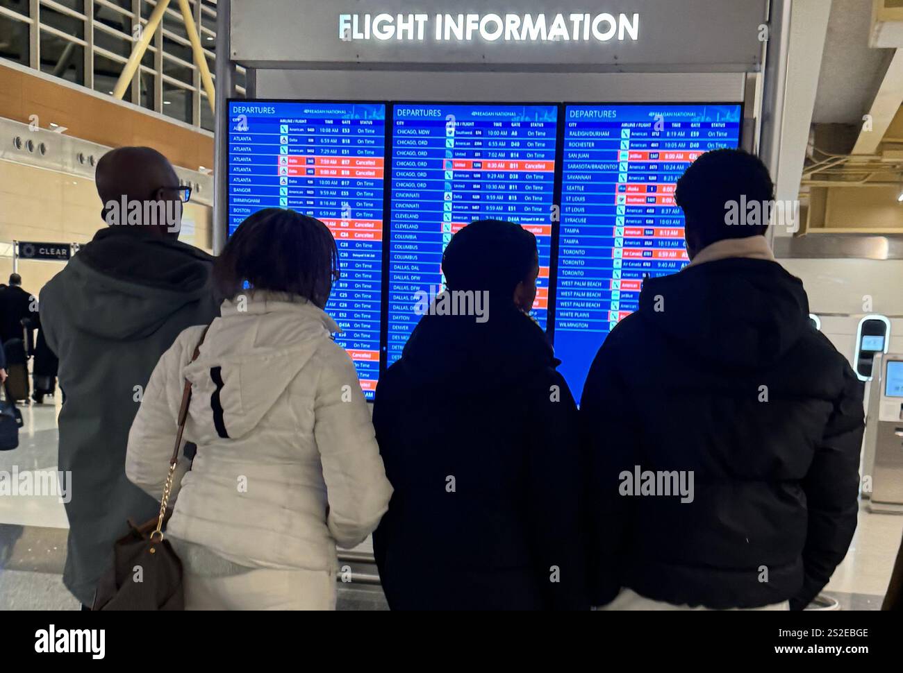 Arlington VA USA 7th Jan 2025 Travelers Check Departure Times As arlington-va-usa-7th-jan-2025-travelers-check-departure-times-as