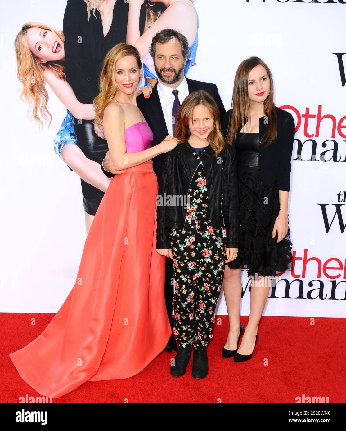 Leslie Mann and Judd Apatow with their daughters Maude Apatow and Iris